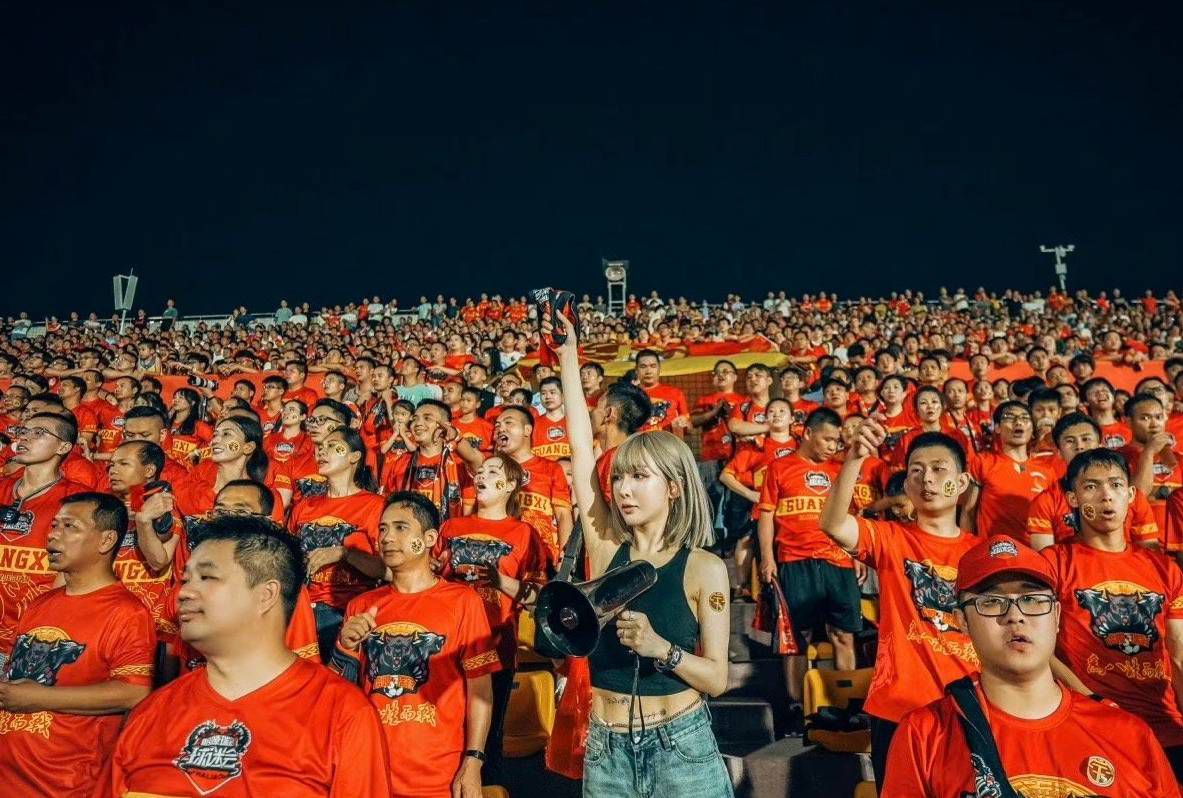 在年夜人和教员眼里，方枪枪不是个好孩子，他狡猾捣鬼不听话，一进幼儿园，就被教员追着剪了辫子。方枪枪（董博文 饰）糊口的幼儿园里有几百名小伴侣，在那边他熟悉了杨南燕（宁元元 饰）、杨北燕（陈曼媛 饰）。幼儿园里有同一的尺度办理着所有小伴侣，按时拉屎、本身穿衣，表示优异的人会被授与 小红花，贴在他们名字后面。慈眉善目标唐教员（李昕芸 饰）让方枪枪感应亲近，而一本正经的李教员则让他感应惊骇。总也得不到5朵小红花的方枪枪在一次不测后，对小红花掉往了乐趣。他编故事，给小伴侣起绰号等等。有天晚上他做了个怪梦，第二天醒来，他把这个奥秘告知此外小伴侣，说李教员是一个吃人的年夜魔鬼！……